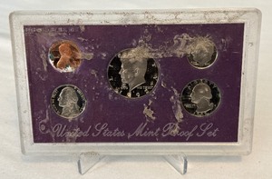 lot 115 image: 1992 Proof Set (5 coins) - No external case, fire damage evident, a bit dirty