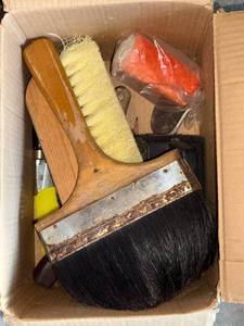 lot 25J image: Assorted Specialty Paint Brushes