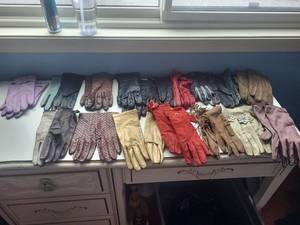 lot 227C image: Assorted Gloves - Leather, Suede & Knit - Multicolor Collection