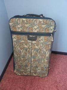 lot 250C image: Gloria Vanderbilt Floral Tapestry Suitcase, Carry-on, Train case and Suit bag (4pc set)