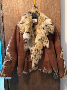 lot 371C image: basement bedroom closet - Flashback Couture Brown Faux-Suede Fur-Trim Jacket - Size M