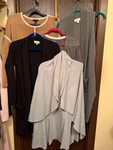 lot 184C image: Womens Cardigan & Knit Top Lot - ELLE & Simply Vera Vera Wang - Size M (5 pcs)