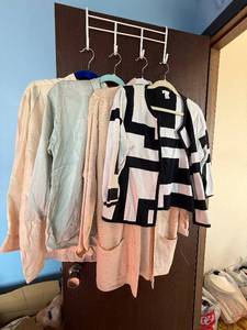 lot 282C image: 6-Piece Womens Cardigans & Blouses Lot (Chicos August Silk SilkAble Dana By Chiman) (Lot of 4)