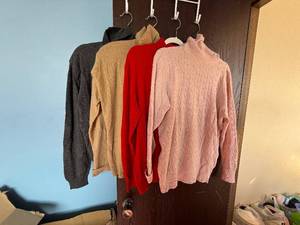 lot 281C image: Lauren Ralph Lauren Pink Cable-Knit Sweater, Size M (Lot of 4)