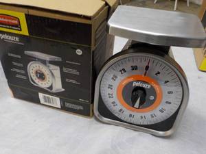 lot 31 image: Rubbermaid Pelouze Scale...
