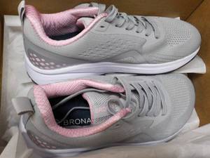 lot 158 image: Bronax size 38 Tennis Shoes...