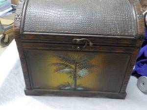 lot 292 image: Trunk 14 x 11 x 13...