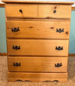 lot 22 image: Solid Pine Wood 4 Drawer Dresser