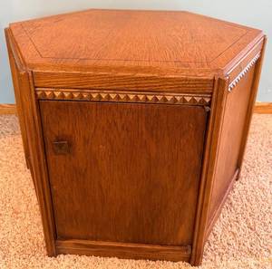 lot 23 image: Oak Corner Cabinet - Hexagon Top With Diamond Carved Band & Square Knob