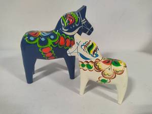 lot 43 image: Set of Hand Carved and Painted Swedish Dala Horses