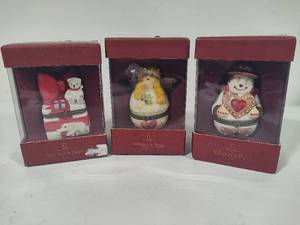 lot 18 image: Villeroy & Boch 1748 Holiday Trinket Boxes New in Box