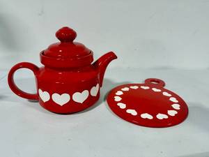 lot 26 image: Waechtersbach Heart Teapot and Trivet