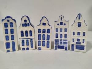 lot 44 image: Delft Canal House Figurines