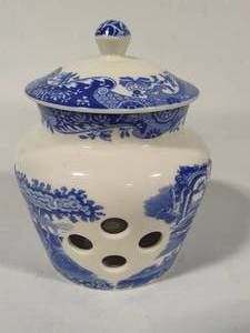 lot 49 image: Spode Blue Italian Garlic Pot