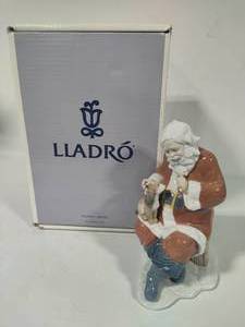lot 51 image: Lladro Santas Little Secret from the Santas Magical Workshop Collection