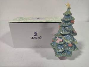 lot 54 image: Lladro Christmas Tree from the Santas Workshop Collection