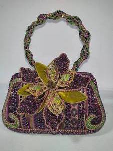 lot 6 image: Mary Frances Beaded Flower Purse