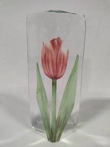 lot 11 image: Mats Jonasson Pink Tulip Glass Sculpture
