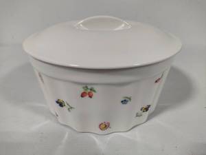 lot 133 image: Villeroy & Boch Petite Fleur Covered Casserole Dish