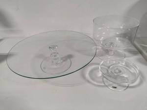 lot 145 image: Contemporary Glass Serving Pieces