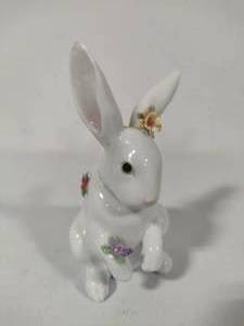 lot 159 image: Lladro Sitting Bunny with Flowers Figurine