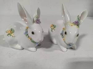 lot 160 image: Lladro Attentive Bunny Figurines