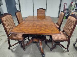 lot 200 image: Henredon Table ( Two Leaves)  Six Upholstered Chair Set