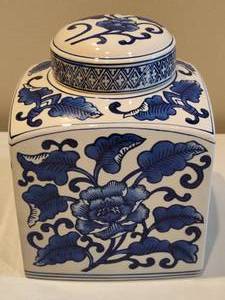 lot 183 image: Blue & White Ceramic Ginger Jar wLid