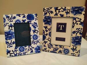 lot 184 image: Twos Company Blue & White Picture Frames