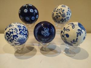 lot 185 image: Blue & White Porcelain Decorative Spheres