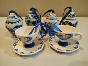 lot 186 image: Small Blue & White Ornaments