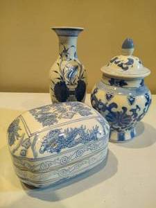 lot 192 image: Blue & White Assorted Decor Items