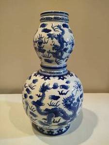 lot 193 image: Bombay Blue & White LargeTall Decorative Jar