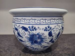 lot 216 image: XL Blue & White Planter
