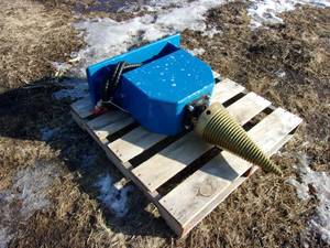 lot 8 image: Mini Skidsteer Spiral Log Splitter (UNUSED)