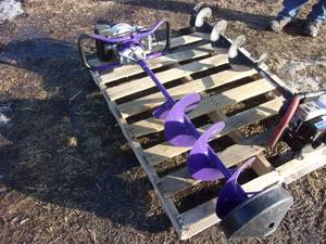 lot 33 image: Eskimo 9.5 Gas Ice Auger (RUNS)