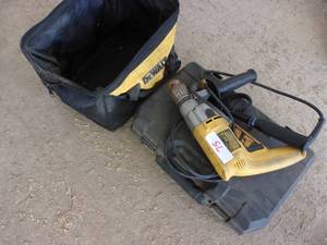 lot 75 image: Dewalt 12 Elec Drill WCase (Works)