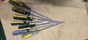 lot 20 image: Lots of 7 screw drivers ( USED)