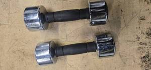 lot 27 image: A Pair of 8 LB Rubber Hex Dumbbells ( USED)