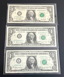 lot 52 image: Uncirculated $1 Federal Reserve Star Notes - 1963A and 2001