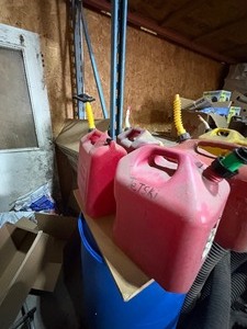 lot 38 image: 4 gas jugs