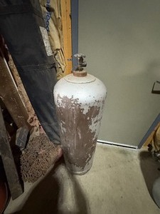 lot 35 image: 100# propane tank