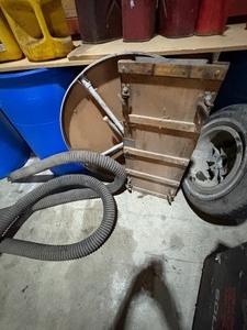lot 32 image: Round Table Creeper and 2 exhaust hoses