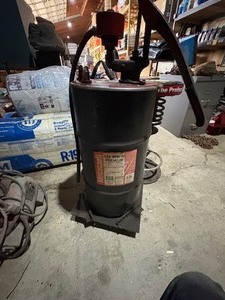 lot 21 image: 8090 gear lube barrel and pump on rolling stand