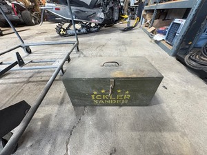 lot 88 image: Wood Box