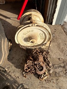 lot 26 image: Huge Chain Hoist