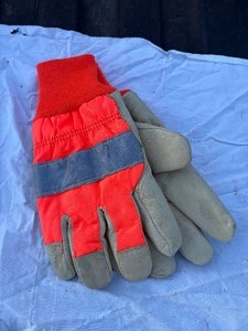 lot 113 image: Mens Gloves