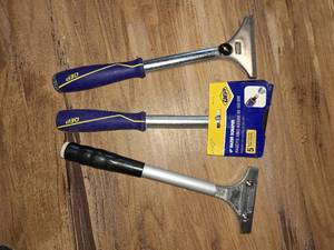 lot 33 image: 4 razor scrapers