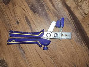 lot 36 image: Tile leveling Pliers