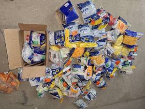 lot 41 image: Various tile leveling clips